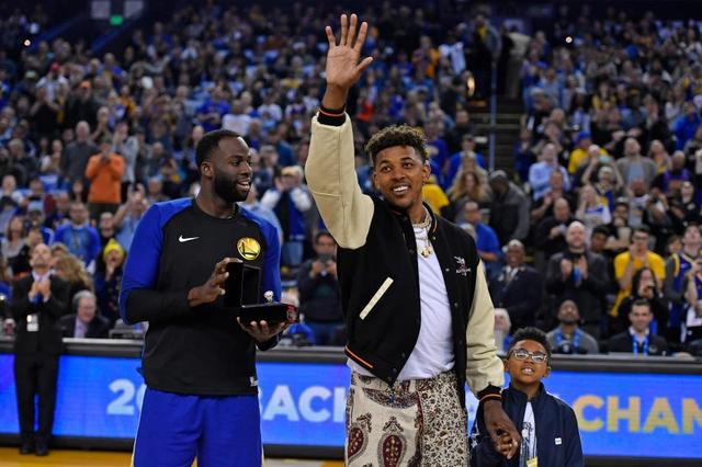 那不勒斯官方：洛博特卡在意杯赛前热身时左腿后胫肌拉伤